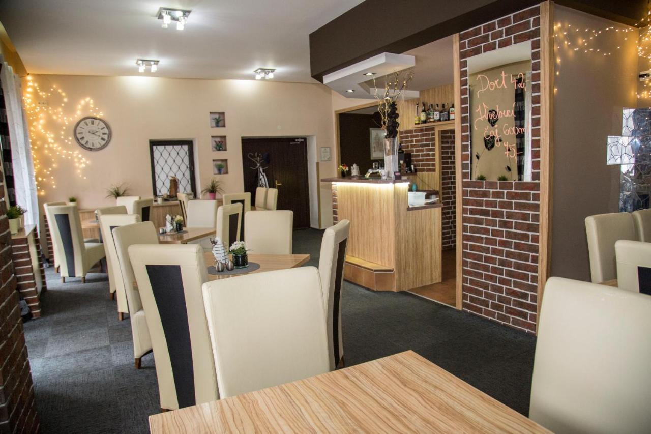 Hotel U Mesta Prahy Nachod Bagian luar foto